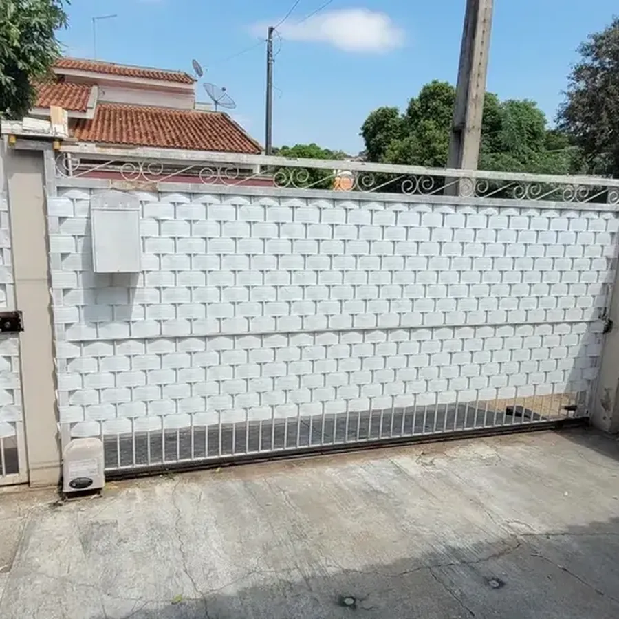 Portão com o vão fechado pelo Protetor de Portão Limigram